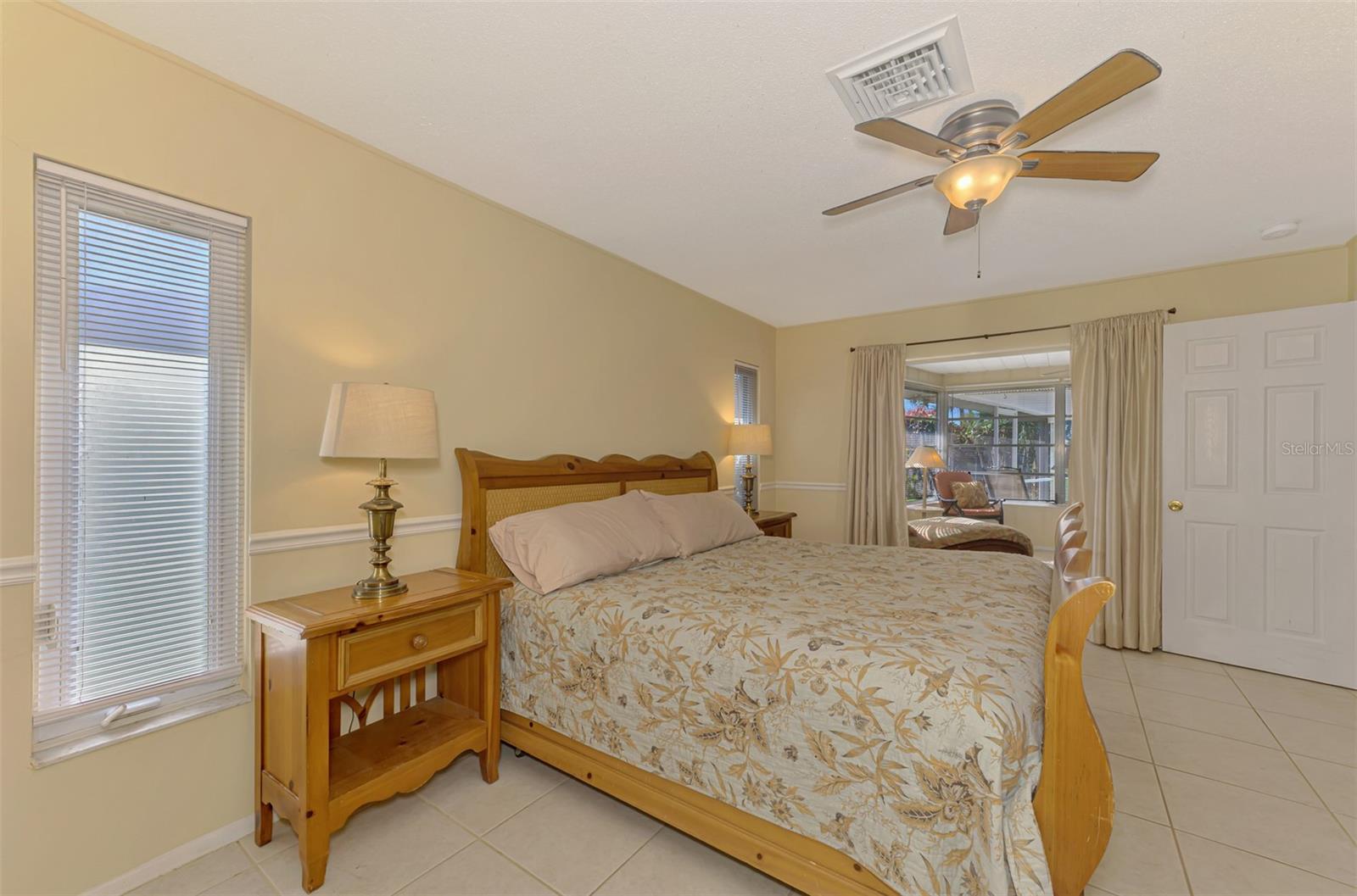 Listing photo id 53 for 1290 Lakeside Drive