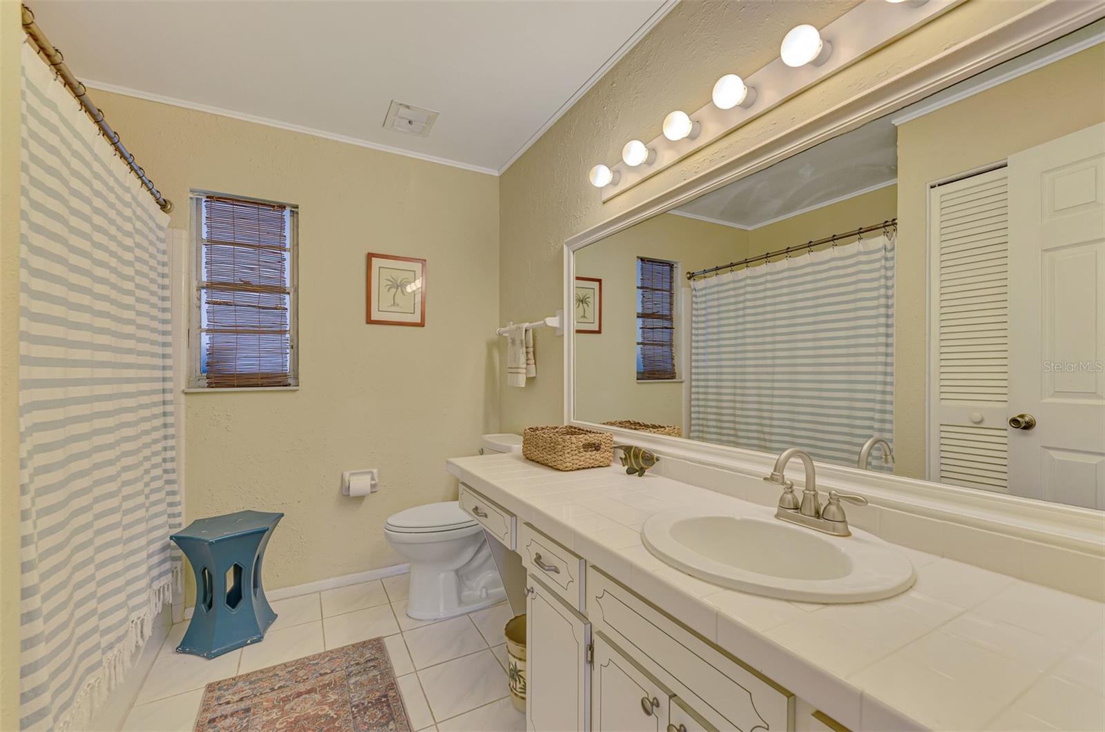 Listing photo id 57 for 1290 Lakeside Drive