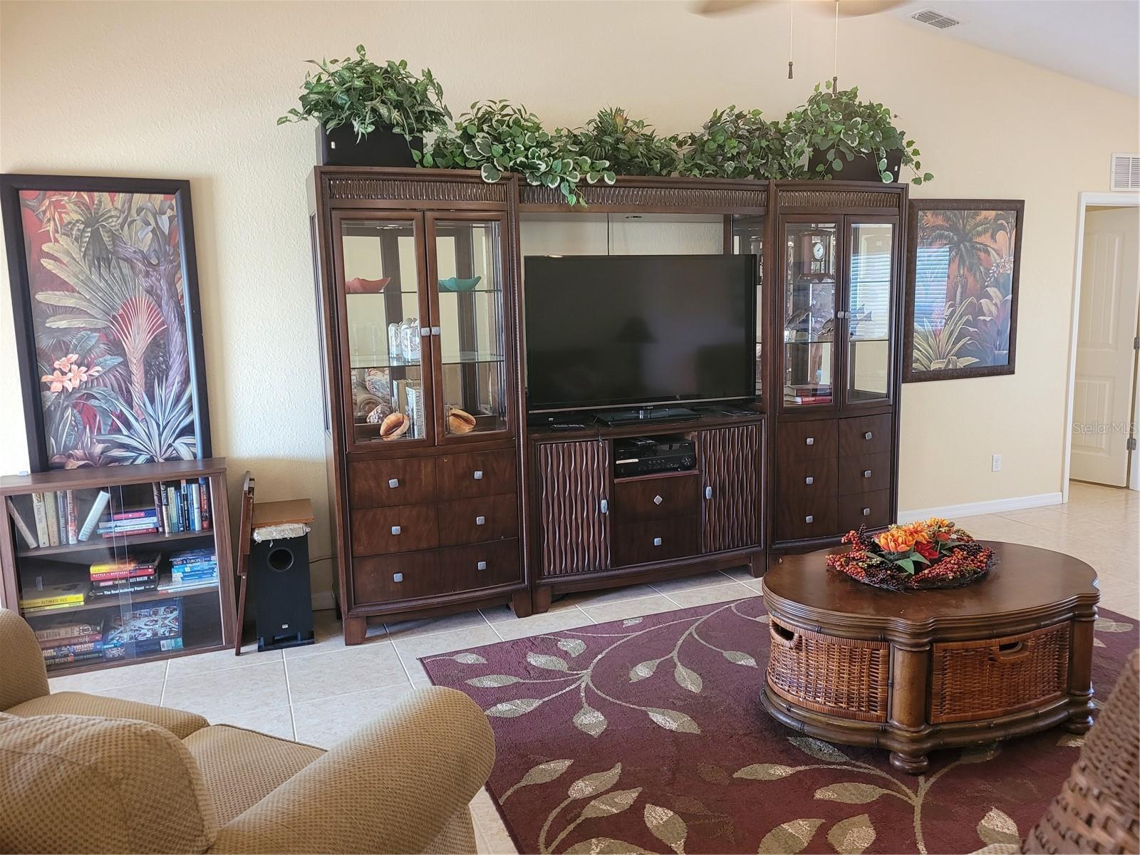 Image 6 of 39 For 9458 Modesto Circle