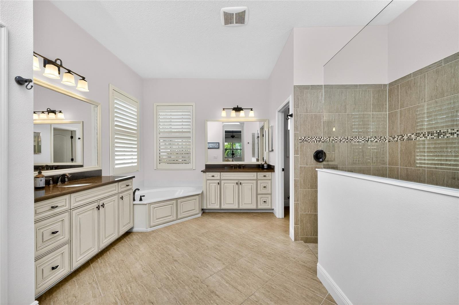 Image 27 of 98 For 27400 Hole In One Place