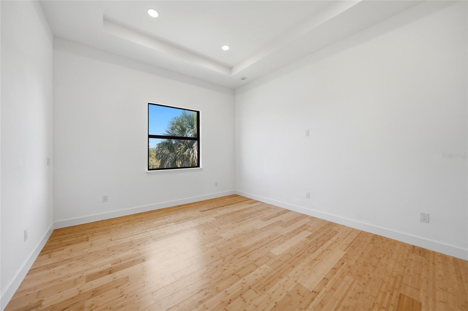 Image 23 of 61 For 15096 Lakeland Circle