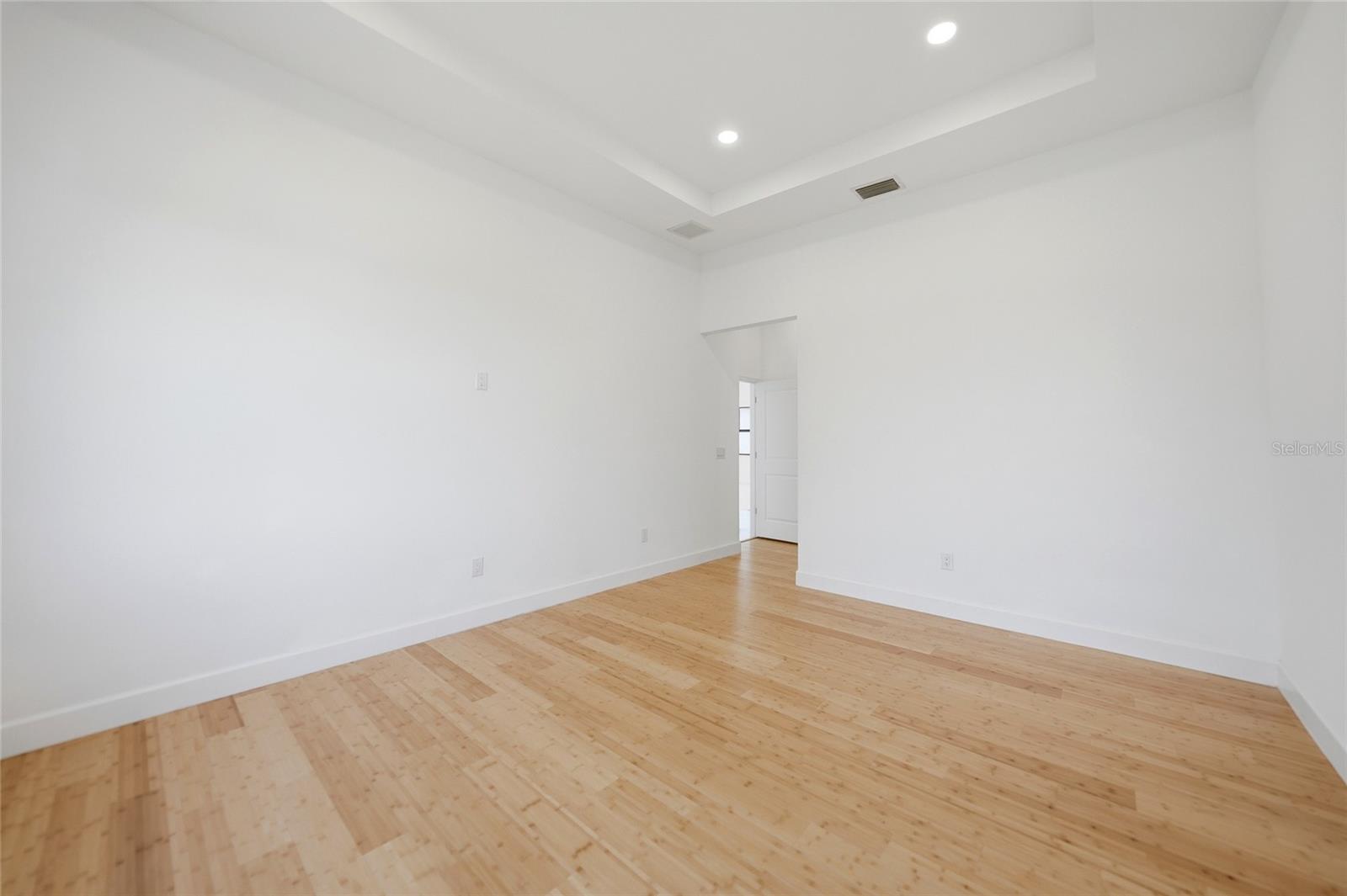 Image 27 of 61 For 15096 Lakeland Circle