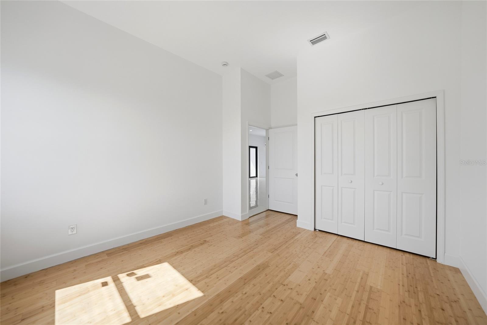 Image 28 of 61 For 15096 Lakeland Circle