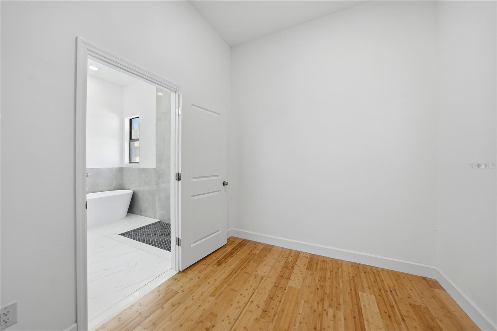 Image 30 of 61 For 15096 Lakeland Circle