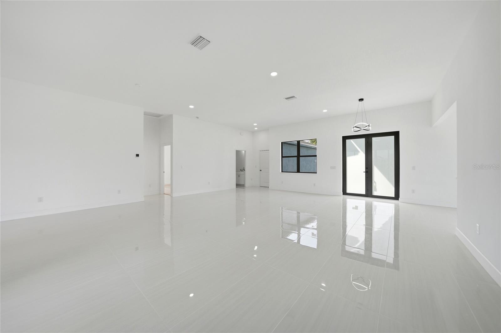 Image 7 of 61 For 15096 Lakeland Circle