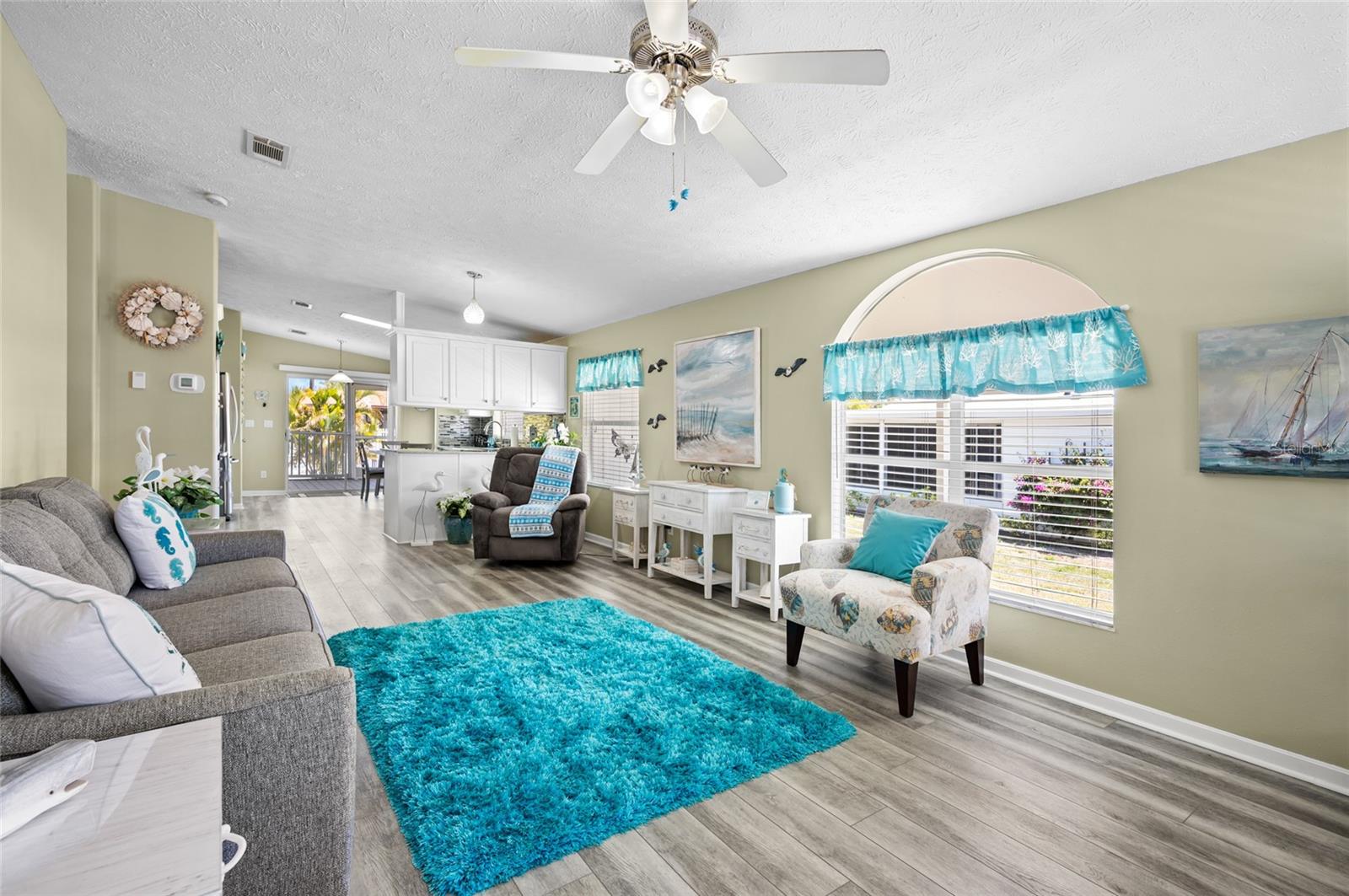 Image 4 of 46 For 9086 Pinehaven Way