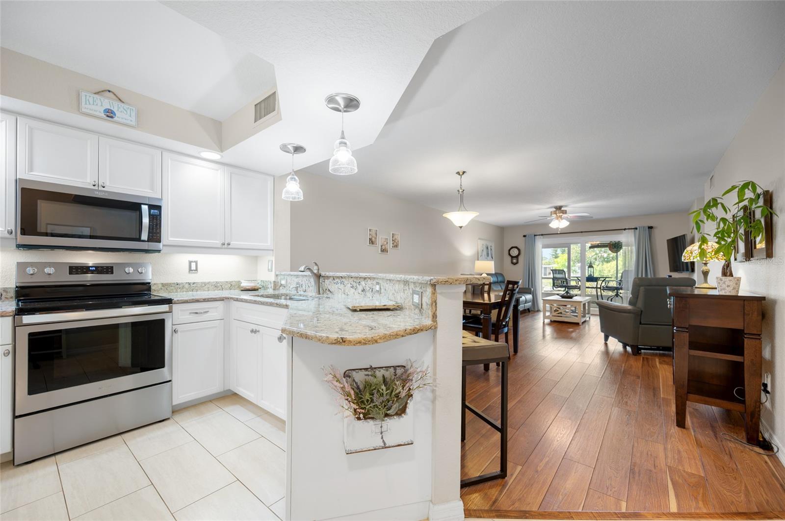 Image 10 of 39 For 5725 Greenwood Avenue 4104