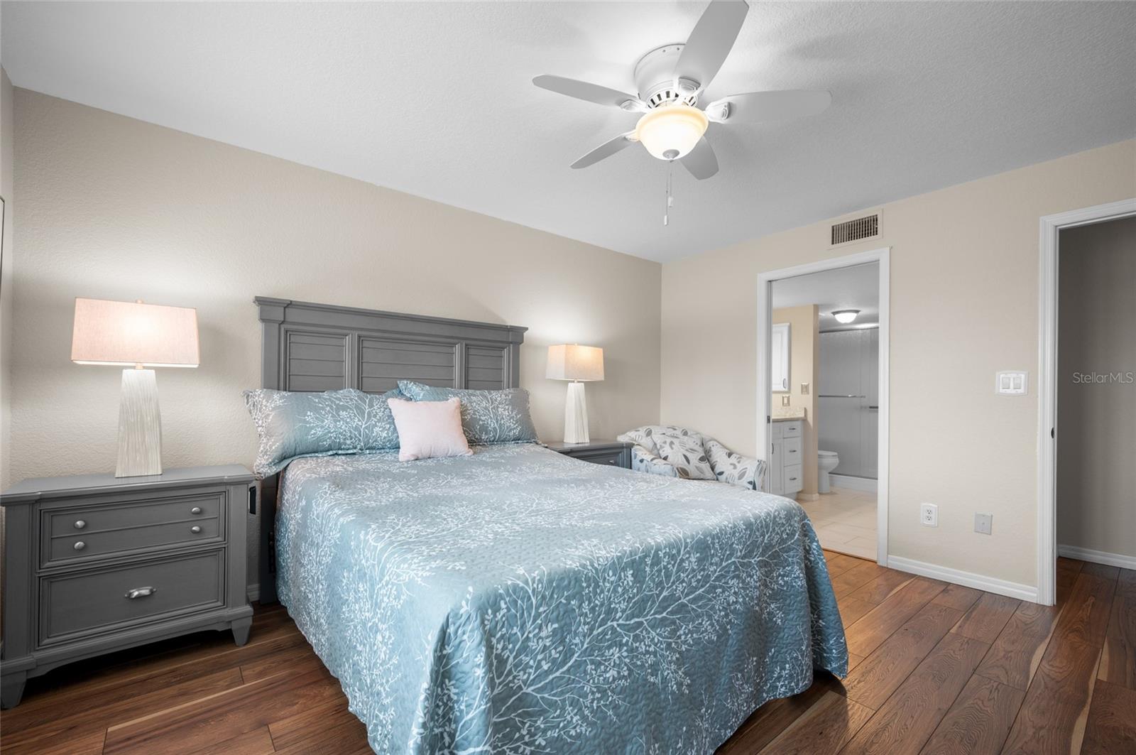 Image 17 of 39 For 5725 Greenwood Avenue 4104