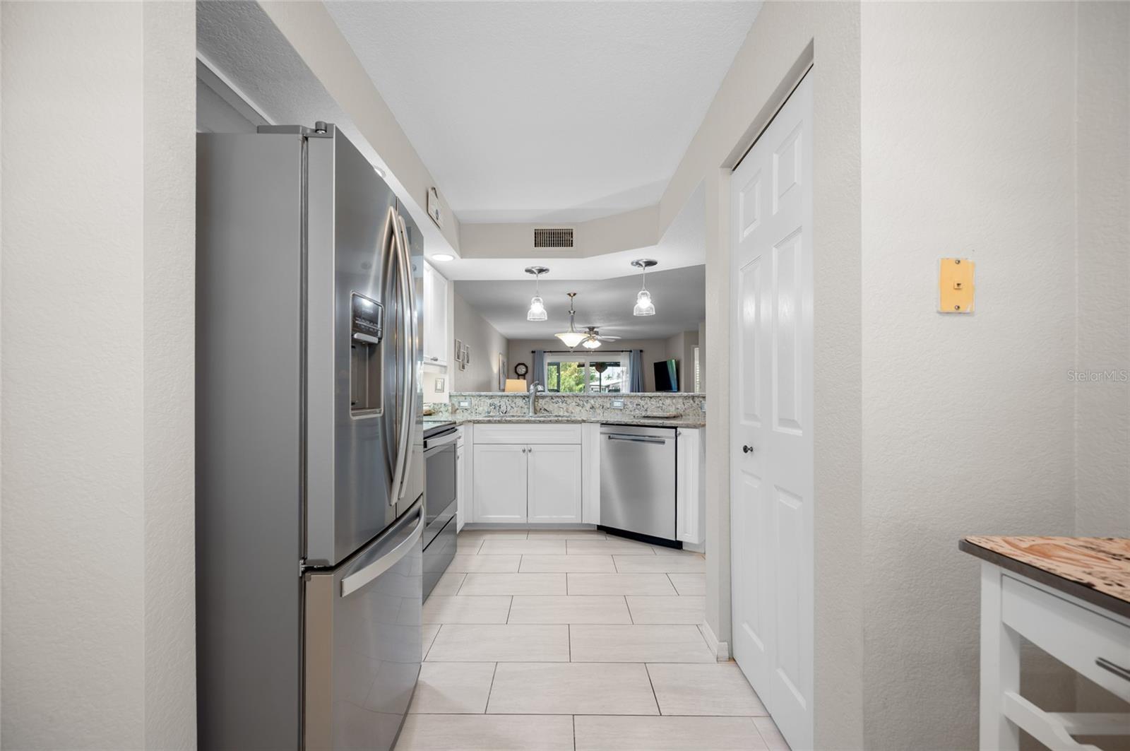 Image 6 of 39 For 5725 Greenwood Avenue 4104