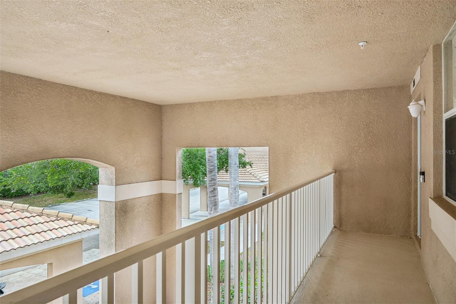 Image 2 of 61 For 1003 Fairwaycove Lane 201