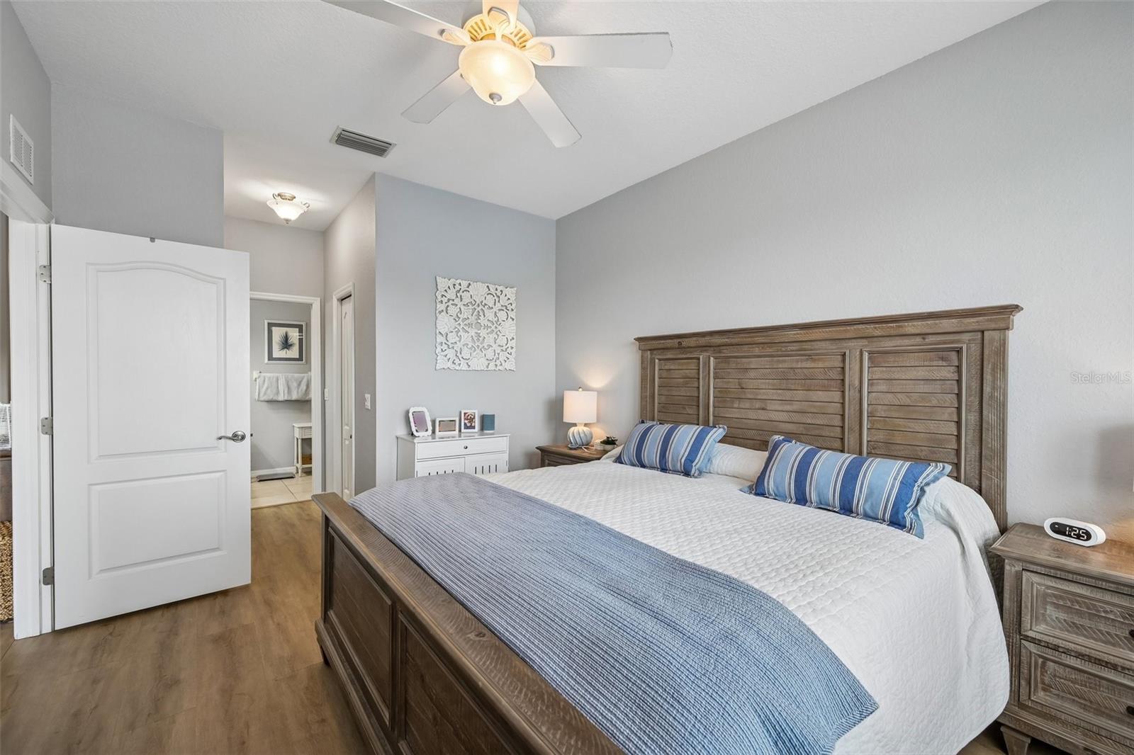 Image 20 of 61 For 1003 Fairwaycove Lane 201
