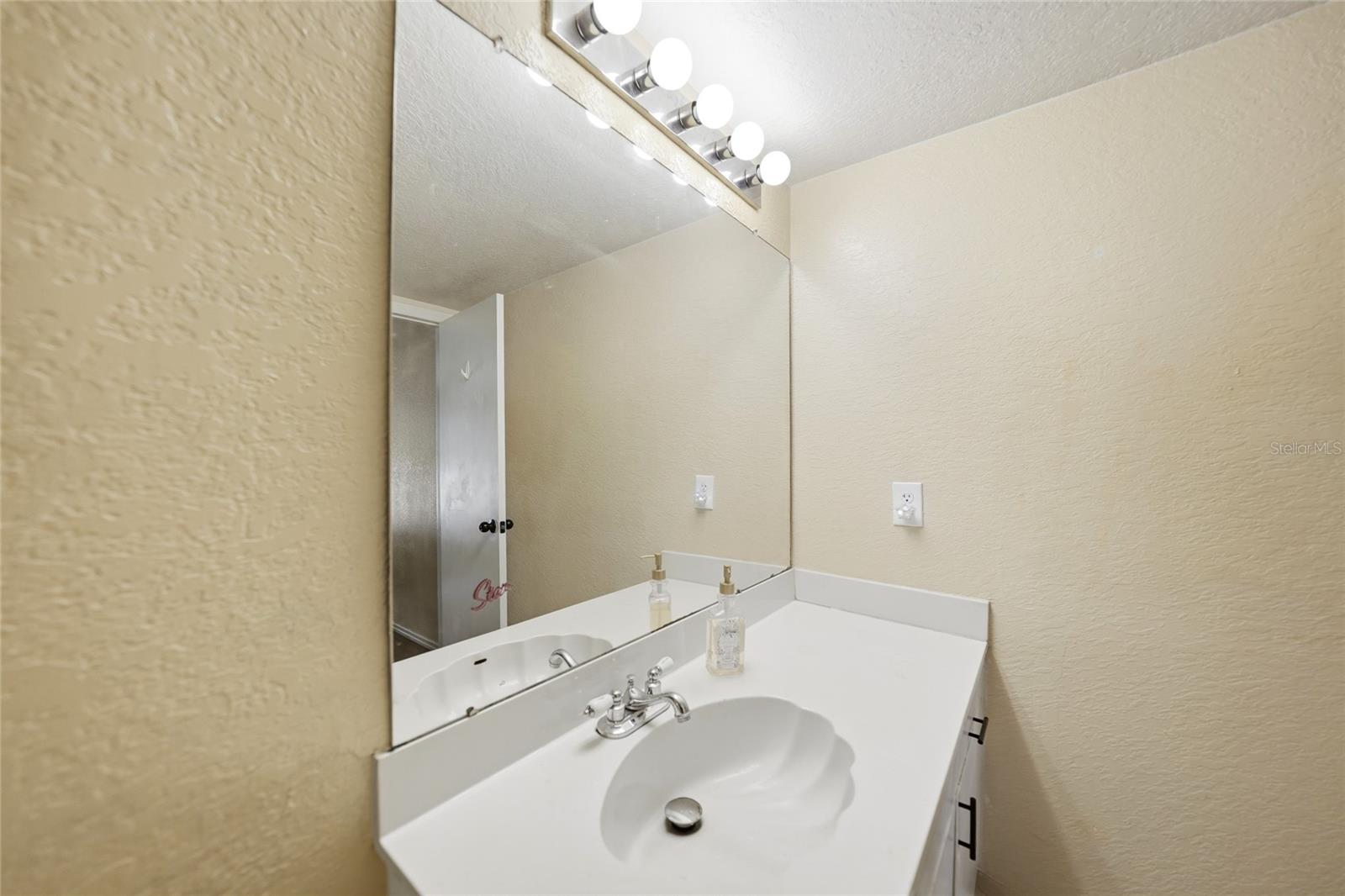 Image 17 of 34 For 1051 Forrest Nelson Boulevard 201