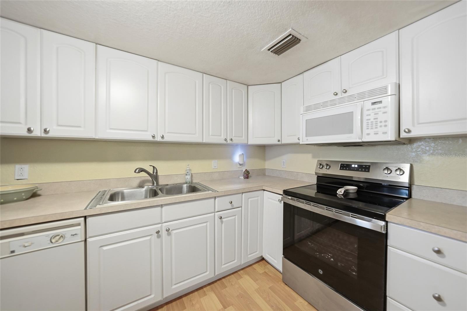 Image 8 of 34 For 1051 Forrest Nelson Boulevard 201