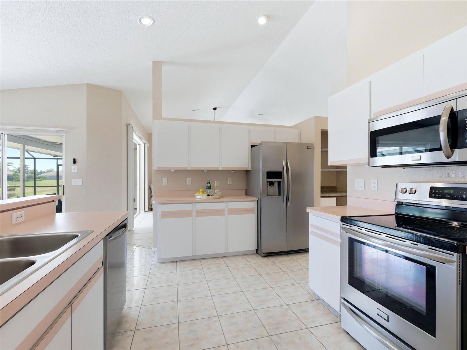 Image 6 of 50 For 713 Rotonda Circle
