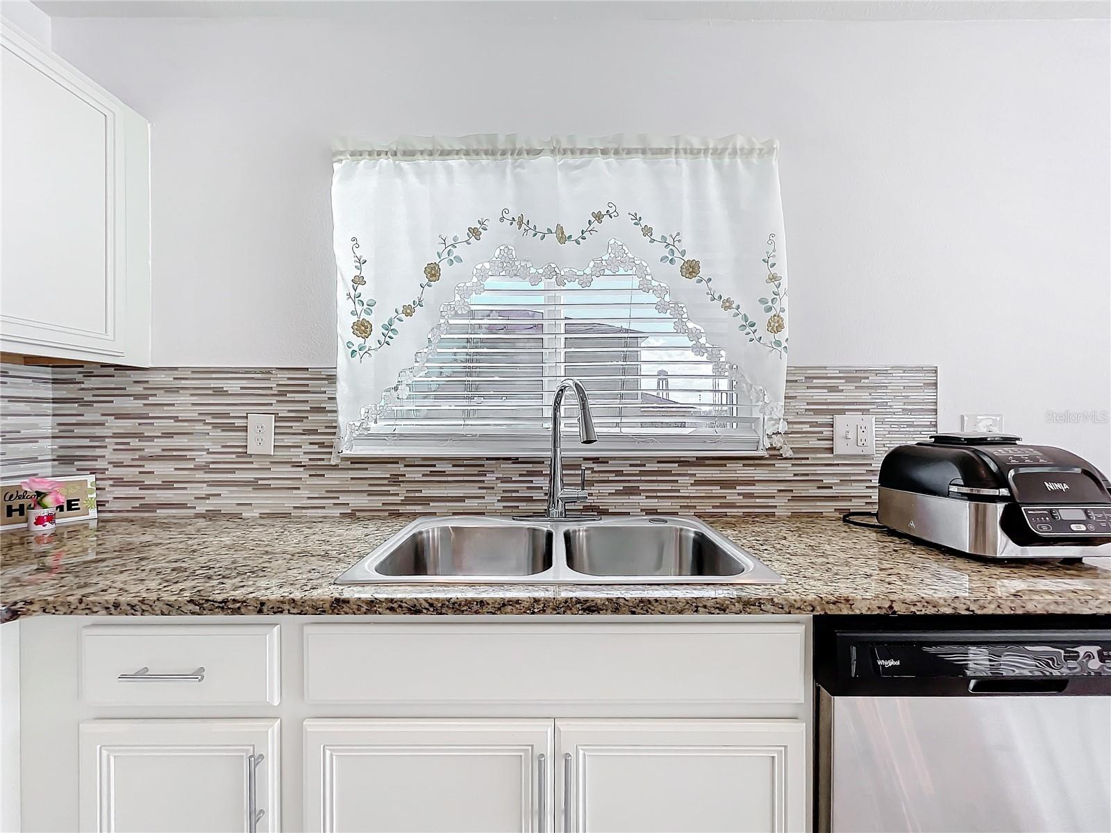 Listing photo id 11 for 2369 Crossandra Street
