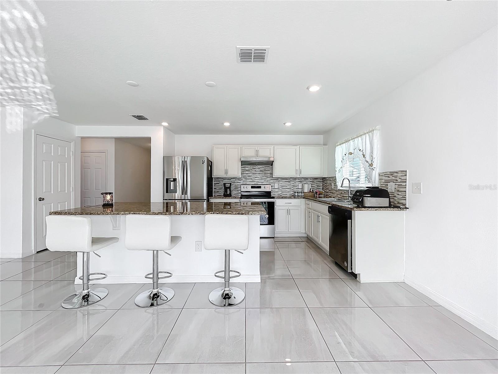 Listing photo id 15 for 2369 Crossandra Street