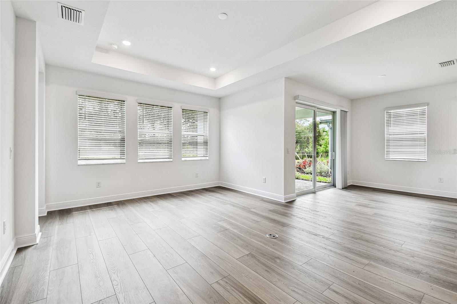 Image 20 of 28 For 17236 Savory Mist Circle