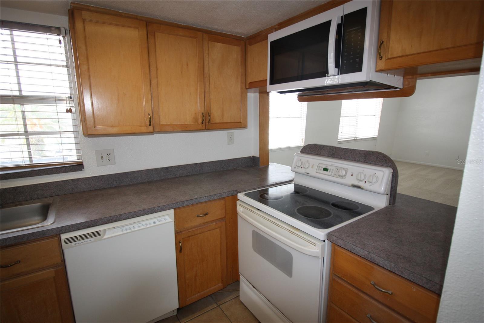 Image 3 of 13 For 1000 Semoran Boulevard 306