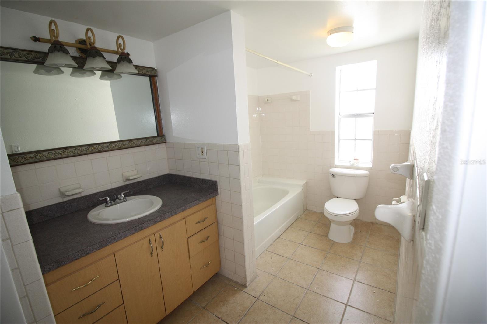 Image 9 of 13 For 1000 Semoran Boulevard 306