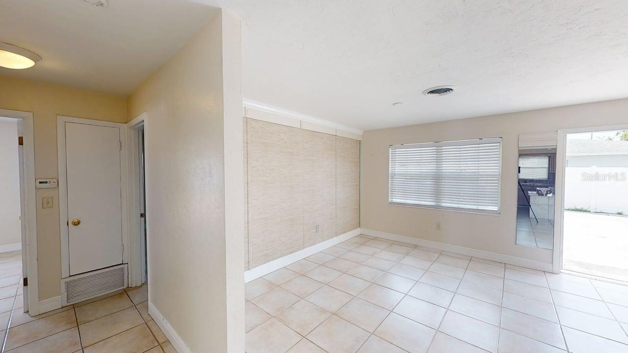 Image 7 of 31 For 2129 Couver Drive