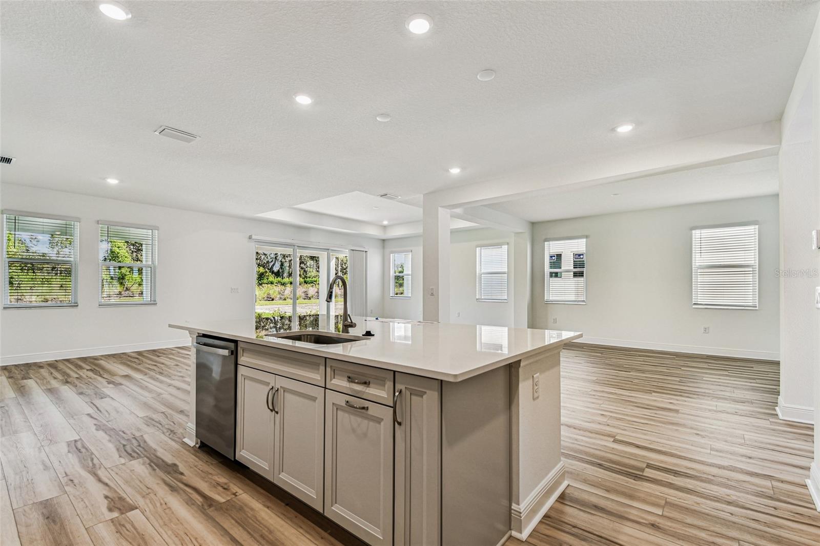 Listing photo id 8 for 7578 Seahawk Avenue