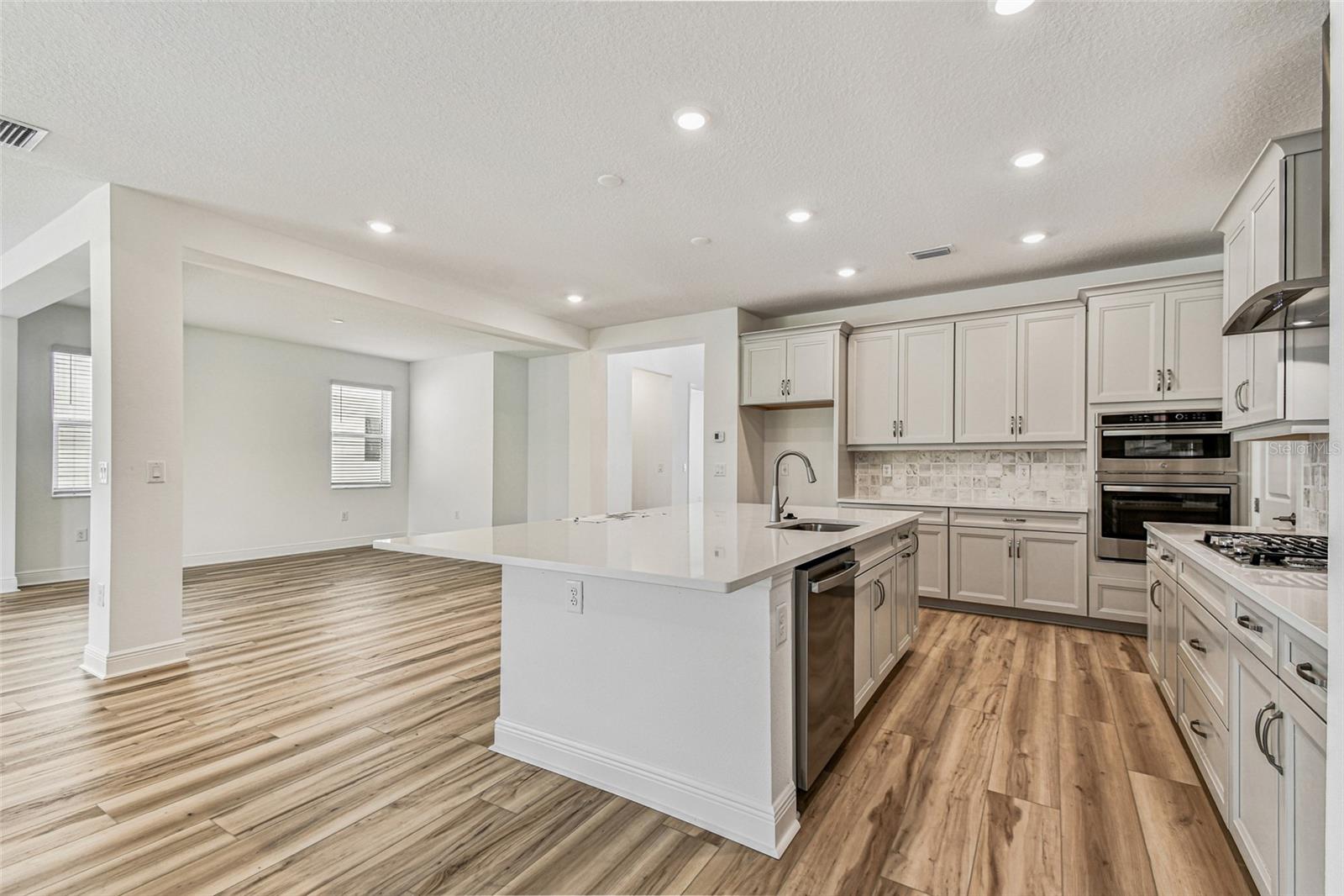 Listing photo id 9 for 7578 Seahawk Avenue