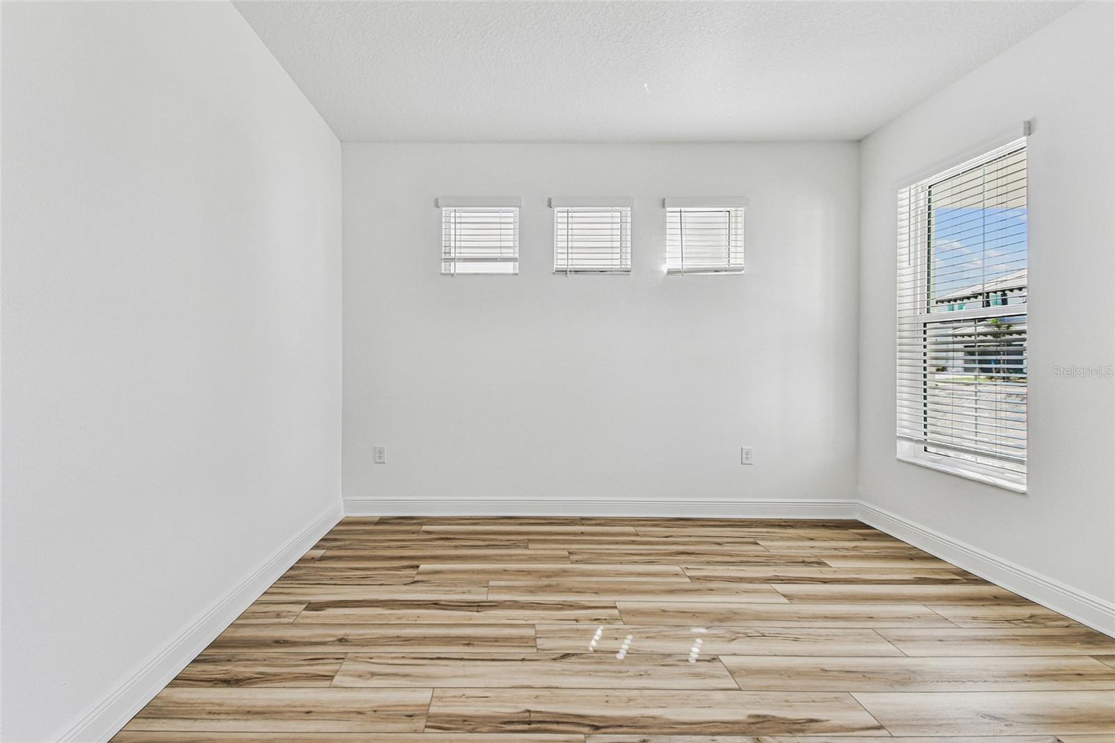 Listing photo id 16 for 7578 Seahawk Avenue