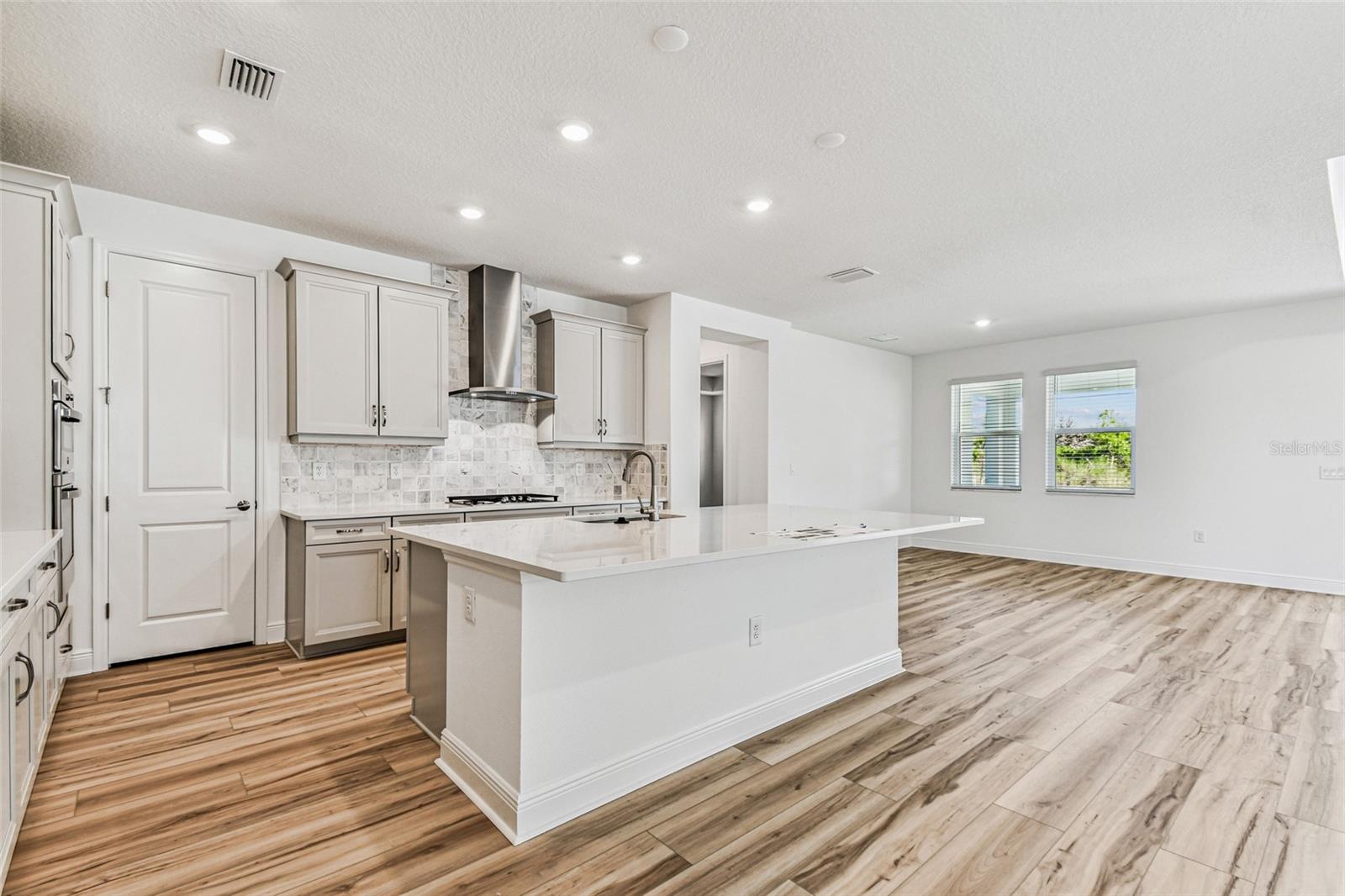 Listing photo id 4 for 7578 Seahawk Avenue