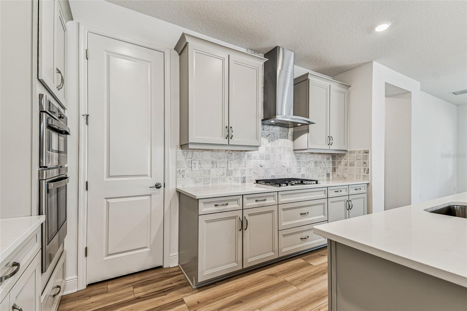 Listing photo id 7 for 7578 Seahawk Avenue