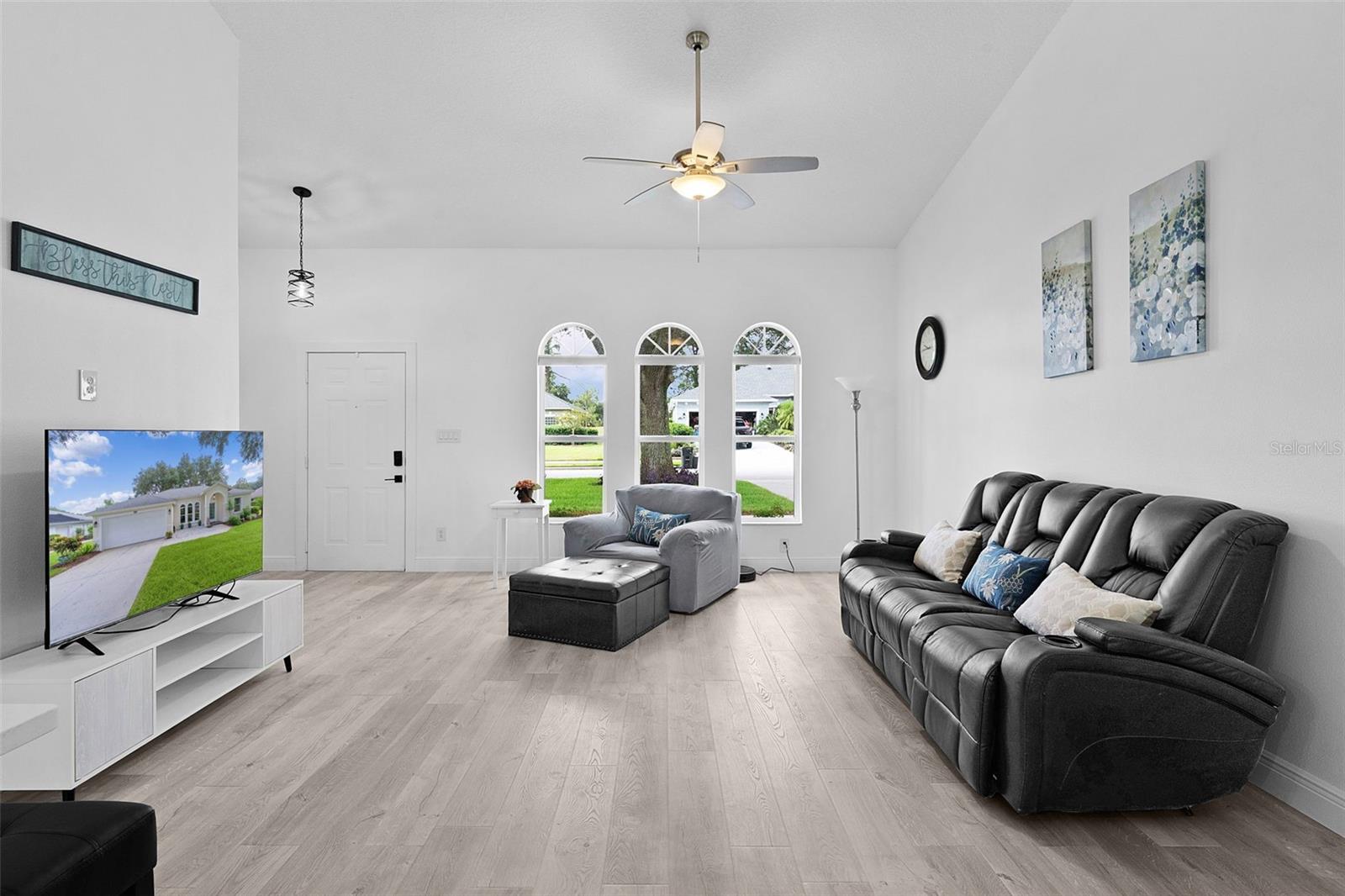 Image 11 of 45 For 5548 Grove Manor