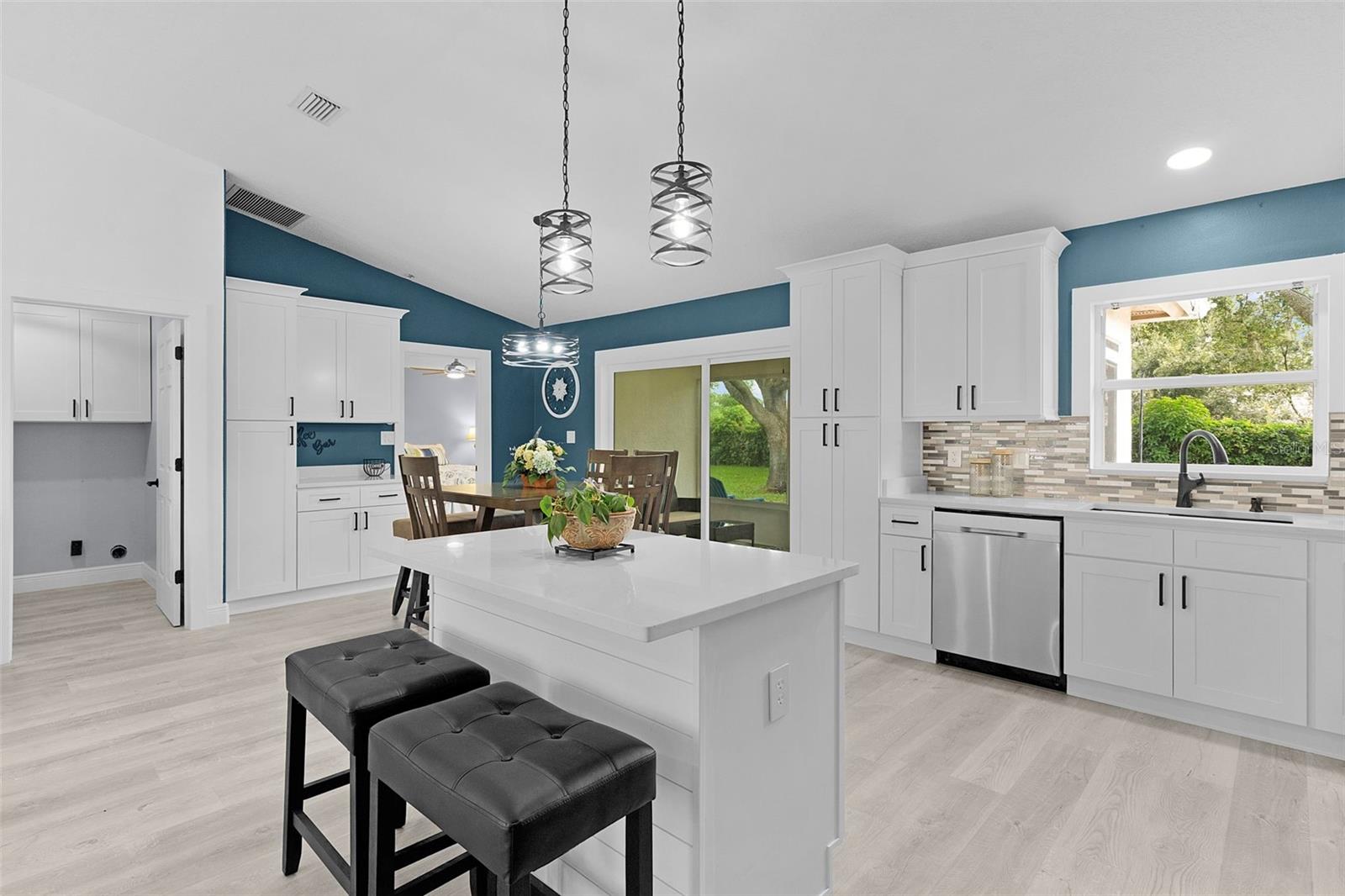 Image 6 of 45 For 5548 Grove Manor