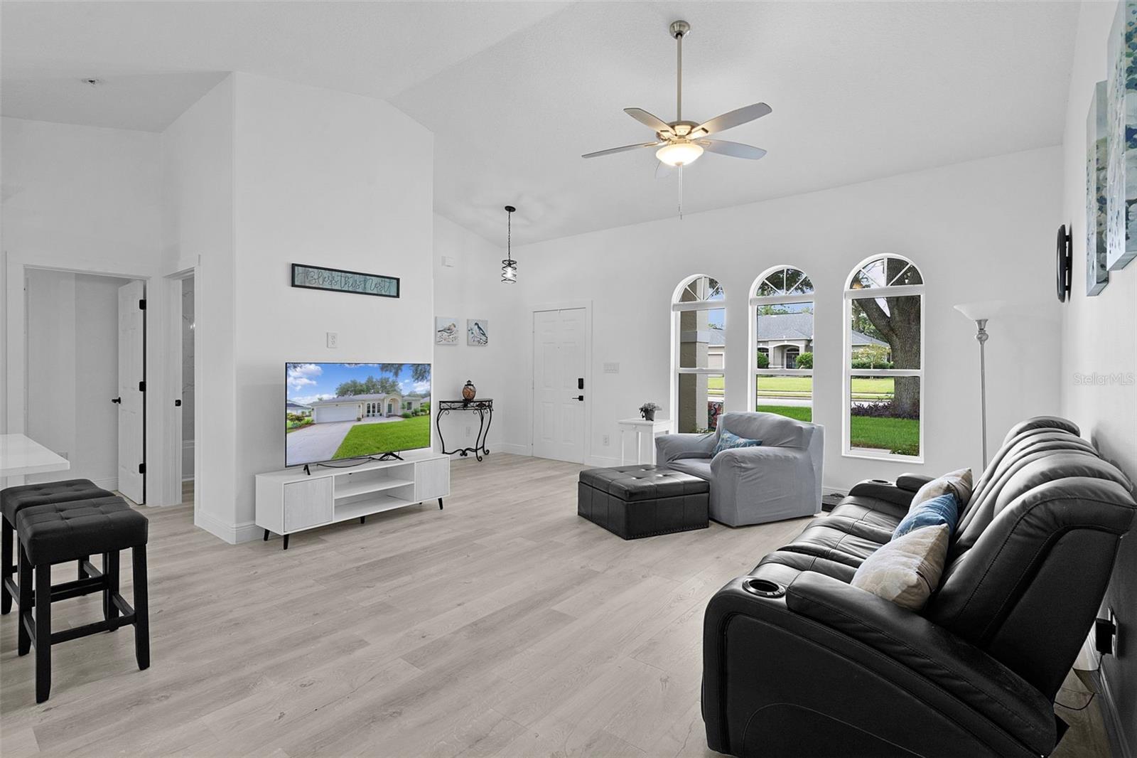 Image 7 of 45 For 5548 Grove Manor