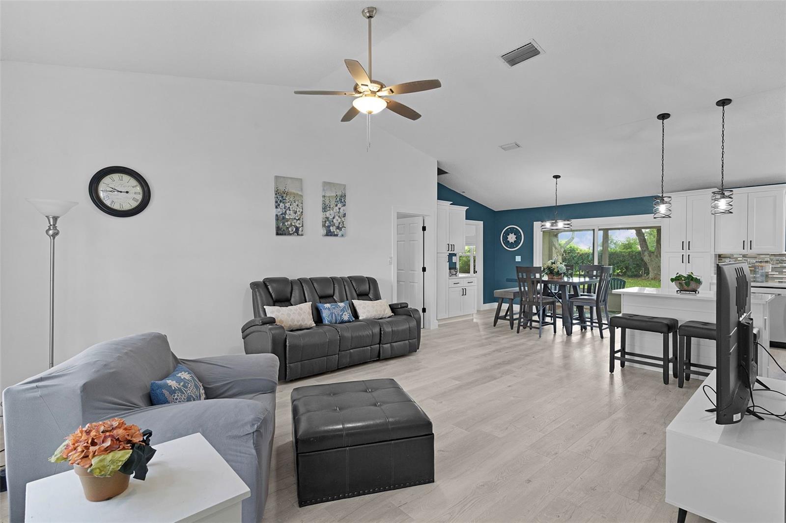 Image 9 of 45 For 5548 Grove Manor