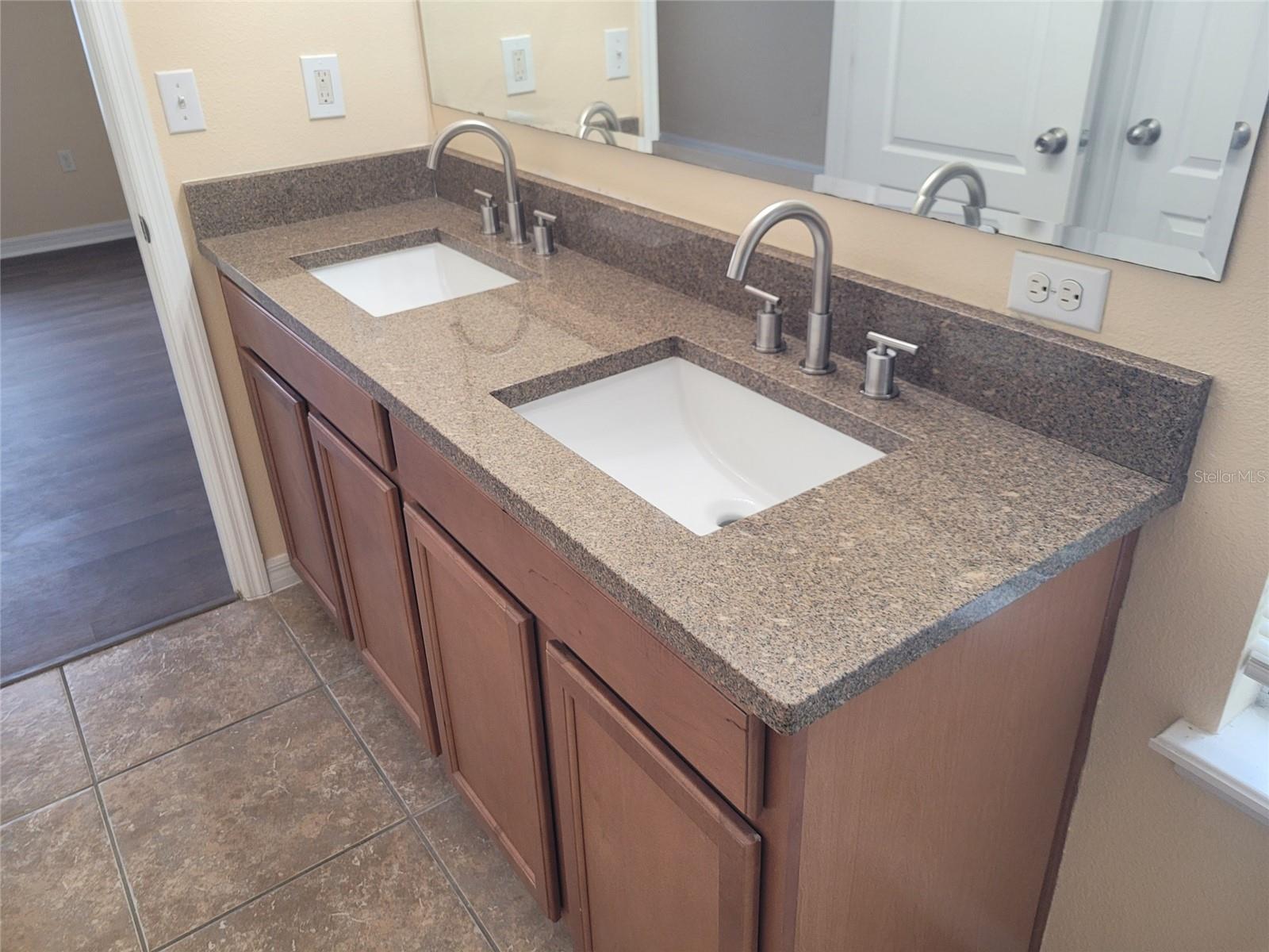 Image 11 of 11 For 1555 Scarlet Oak Loop 113a