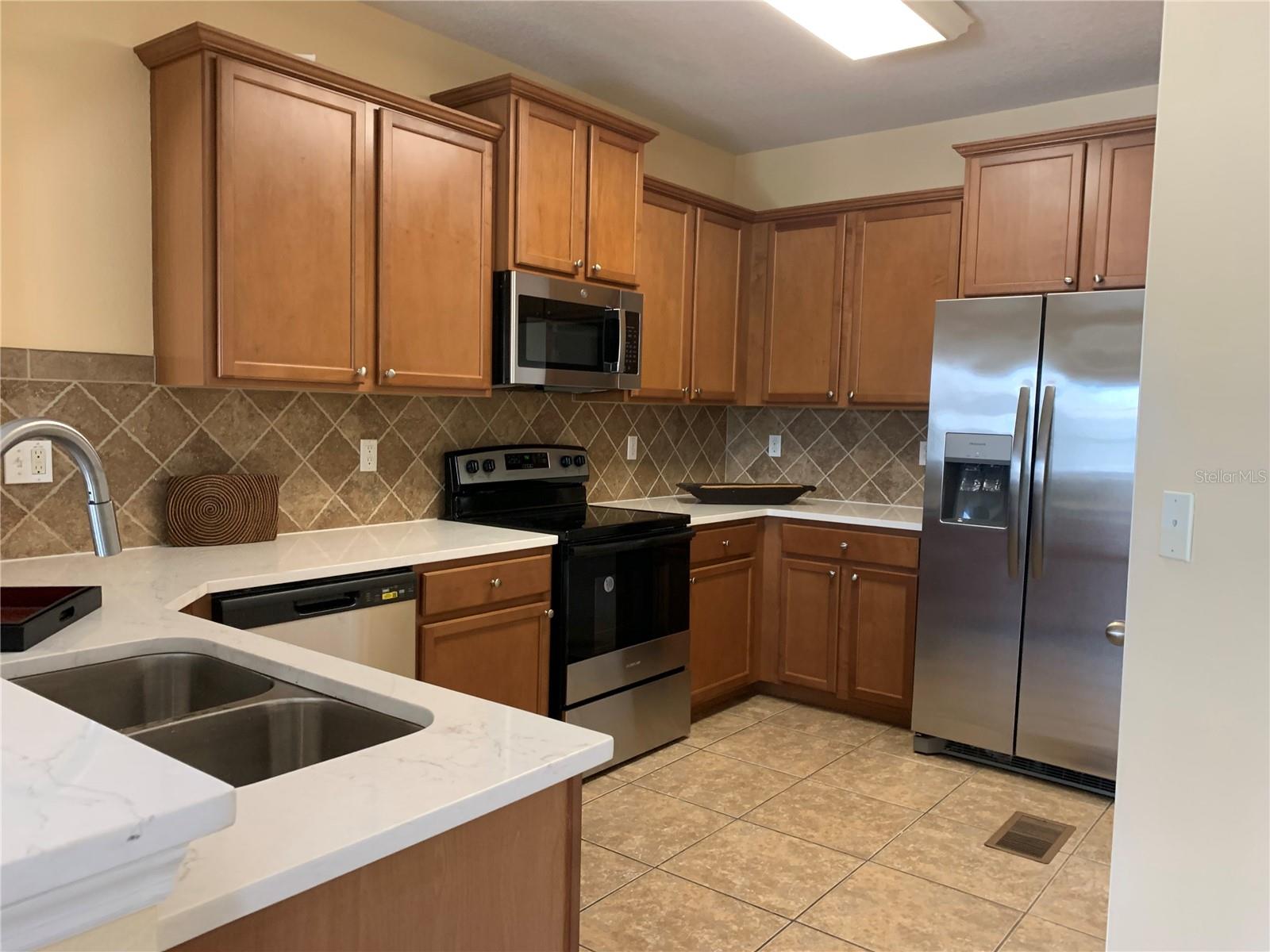 Image 3 of 11 For 1555 Scarlet Oak Loop 113a