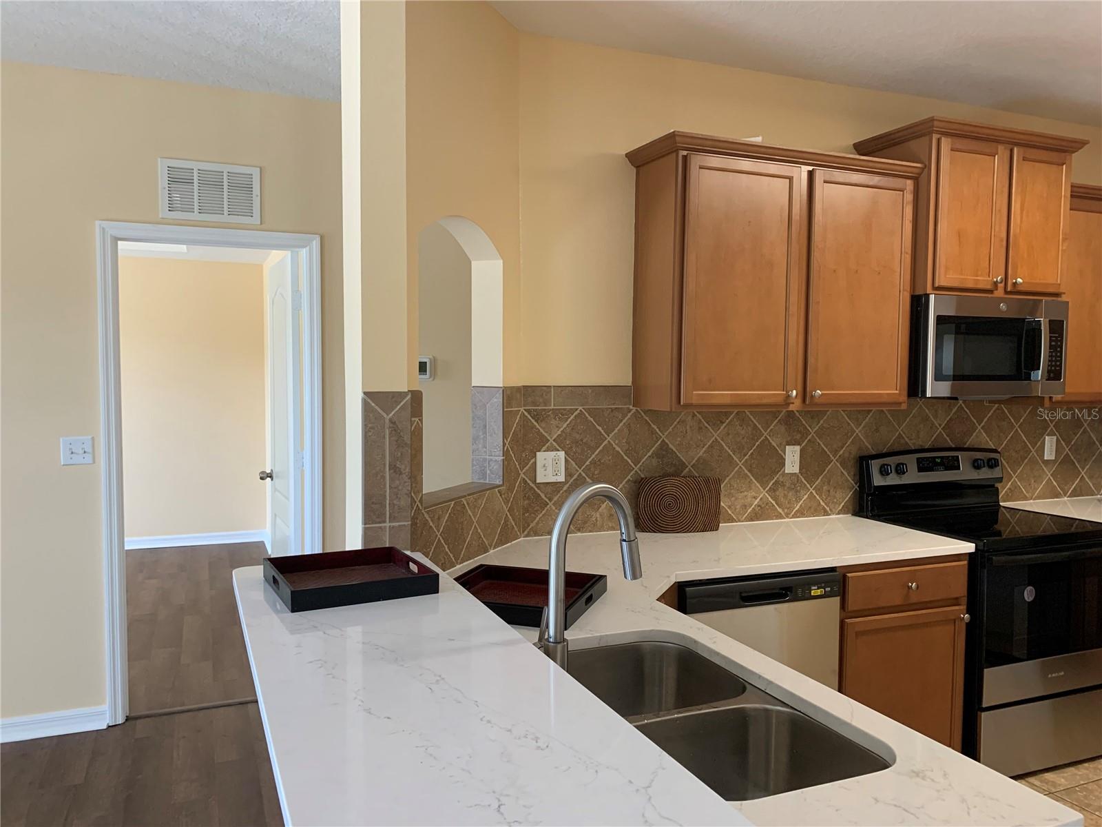 Image 4 of 11 For 1555 Scarlet Oak Loop 113a
