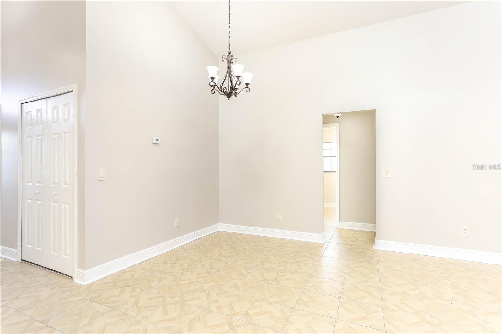 Image 5 of 14 For 1494 Hyde Park Drive