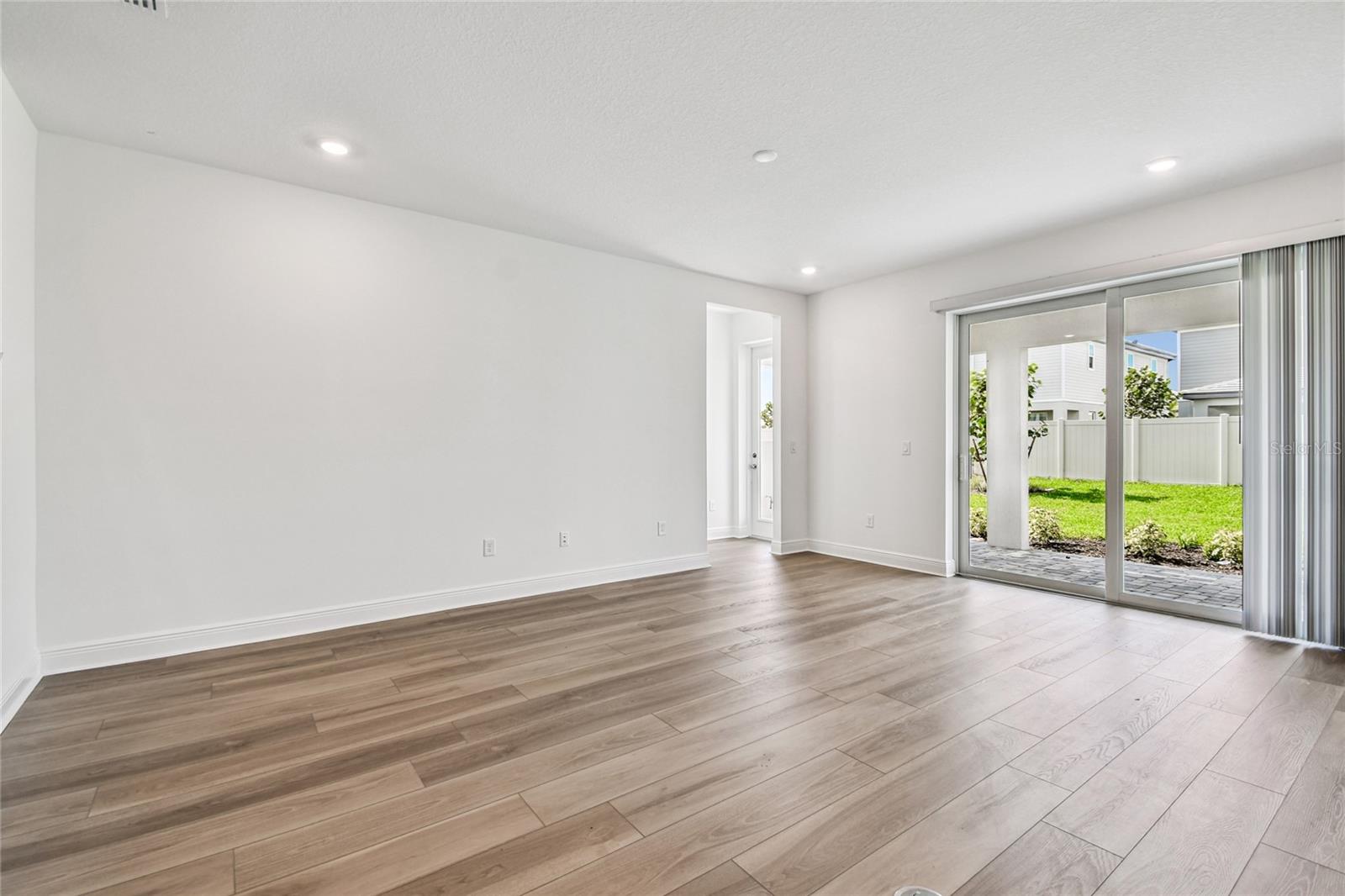 Listing photo id 8 for 7579 Seahawk Avenue