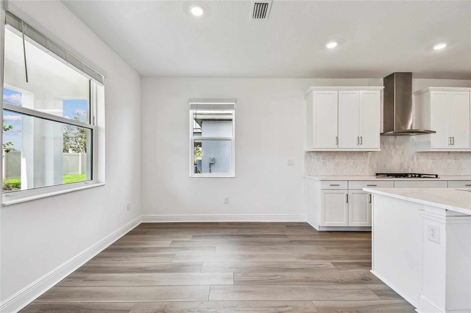 Listing photo id 4 for 7579 Seahawk Avenue