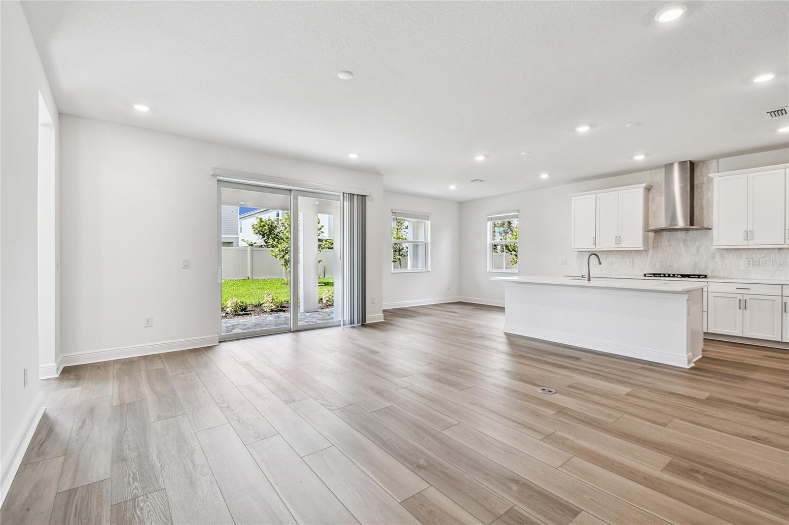 Listing photo id 6 for 7579 Seahawk Avenue