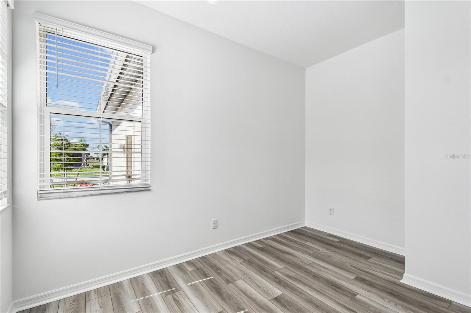 Image 27 of 47 For 18106 Cherished Loop