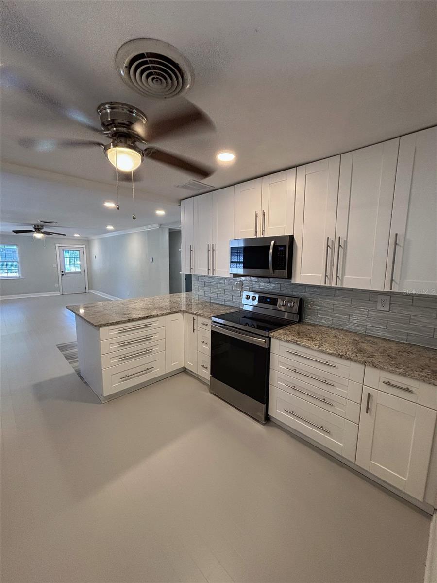 Image 14 of 42 For 909 Hart Street