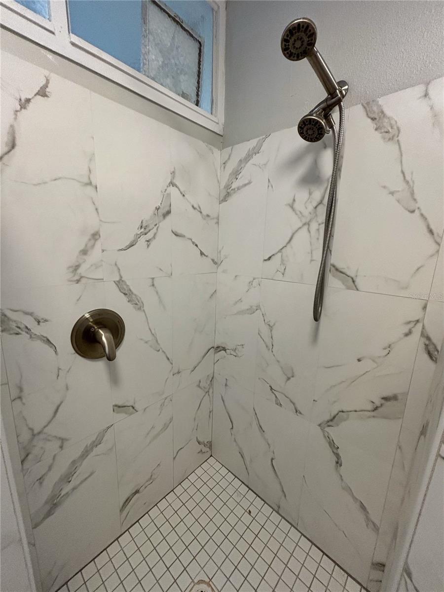 Image 17 of 42 For 909 Hart Street