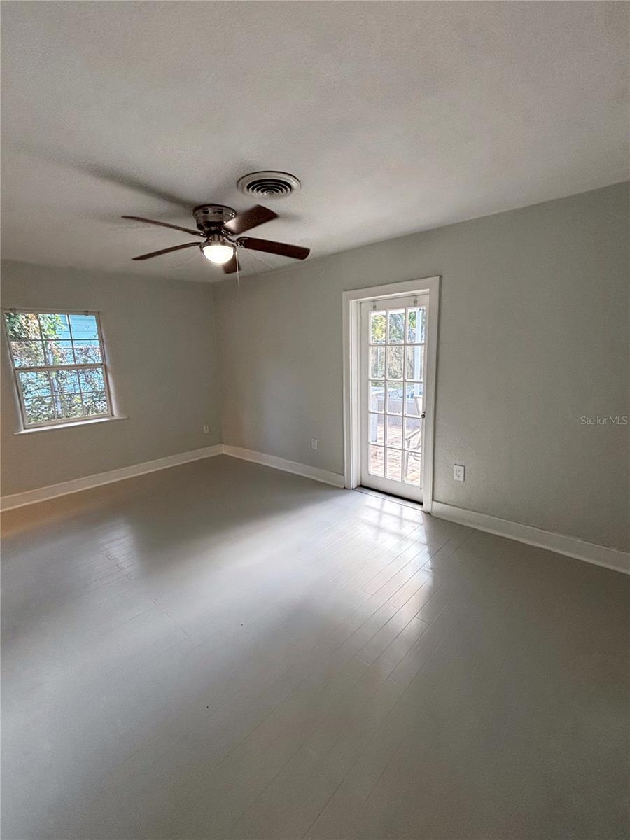 Image 19 of 42 For 909 Hart Street