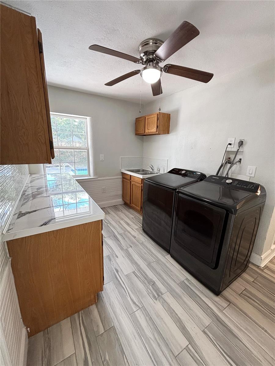 Image 28 of 42 For 909 Hart Street