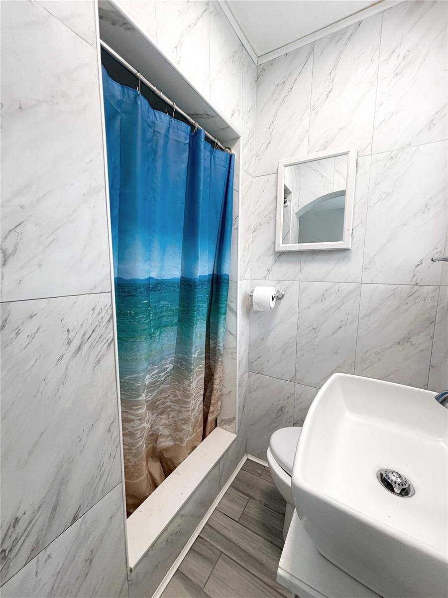 Image 32 of 42 For 909 Hart Street