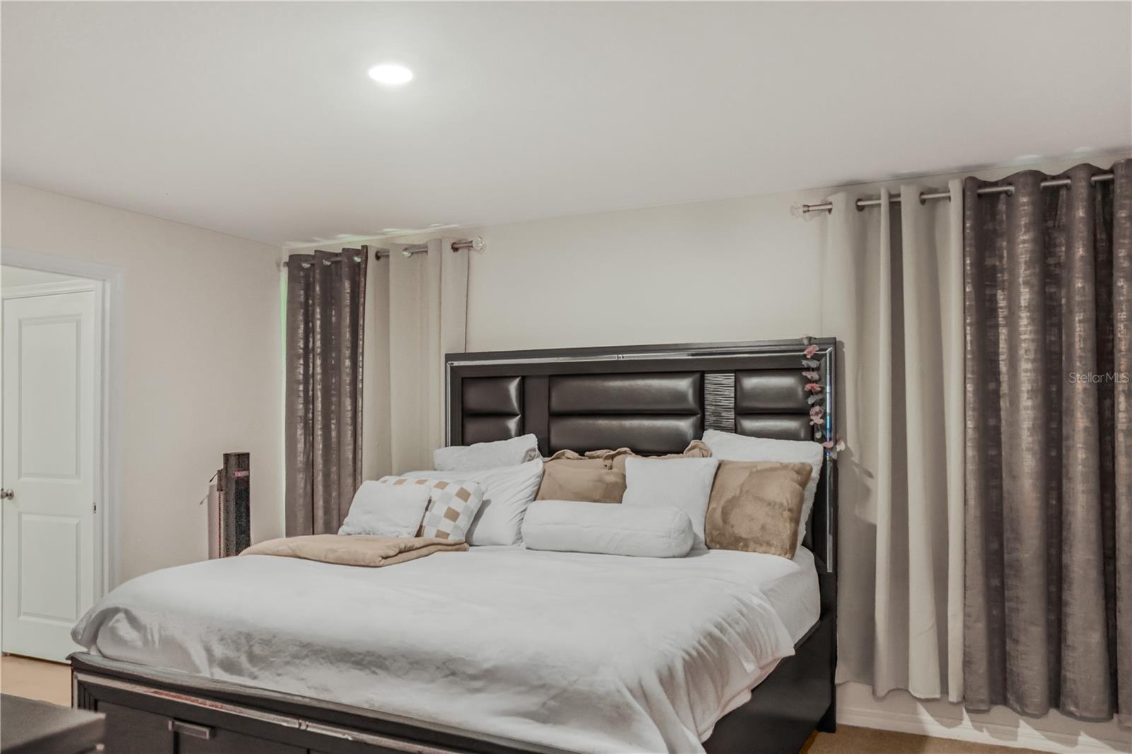 Image 18 of 29 For 16820 Delia Street