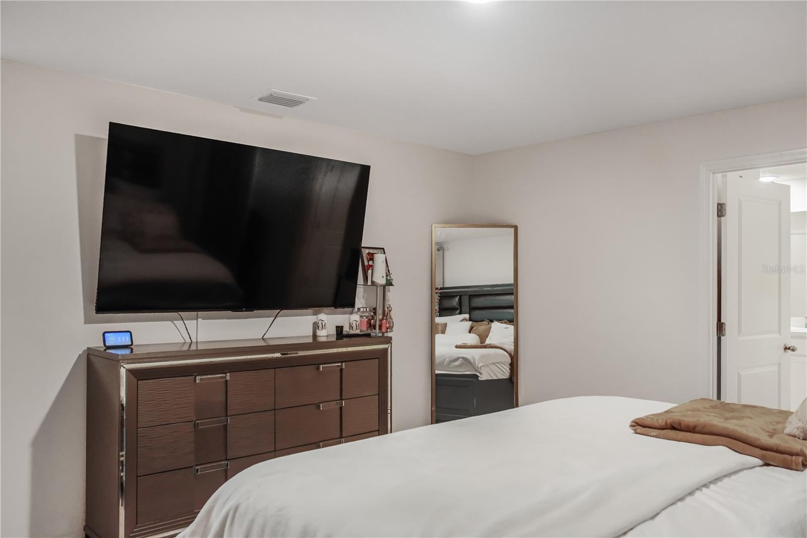 Image 19 of 29 For 16820 Delia Street