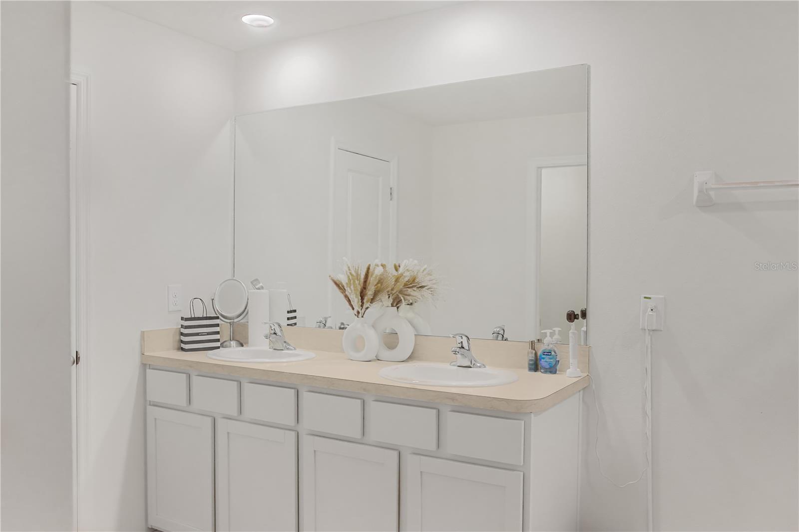 Image 21 of 29 For 16820 Delia Street