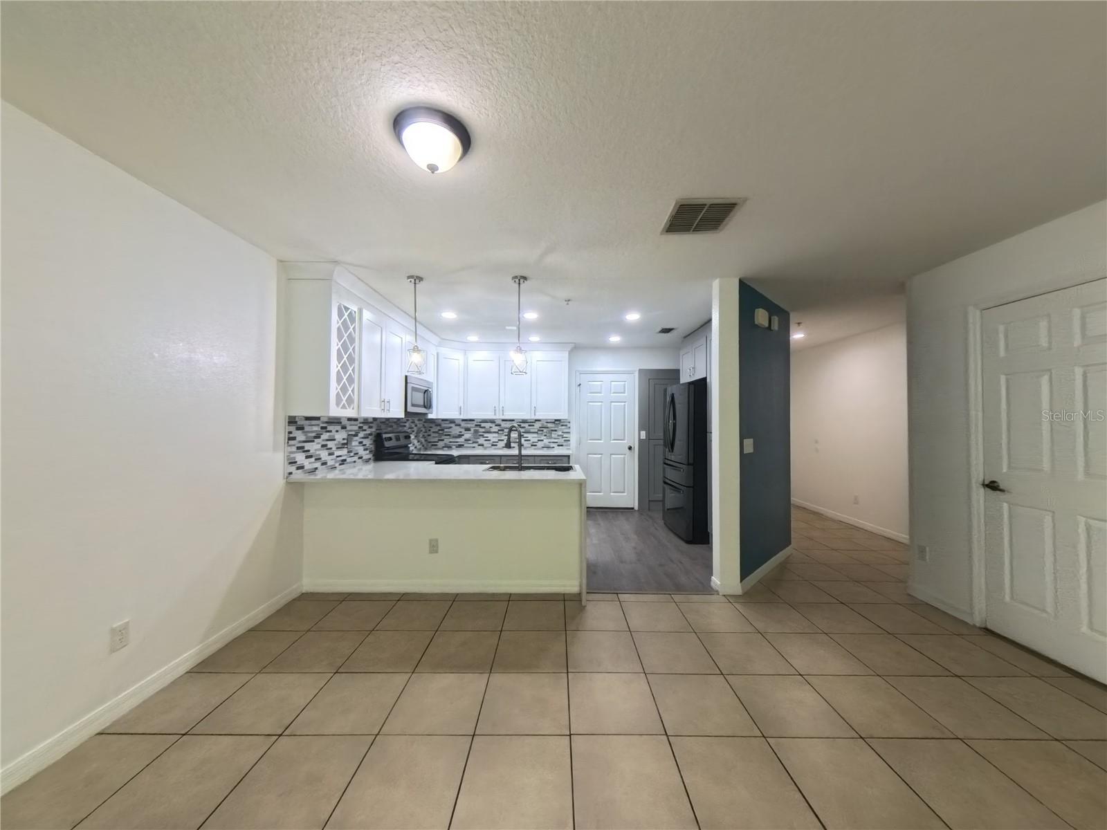 Image 5 of 18 For 215 Glowing Peace Lane 86